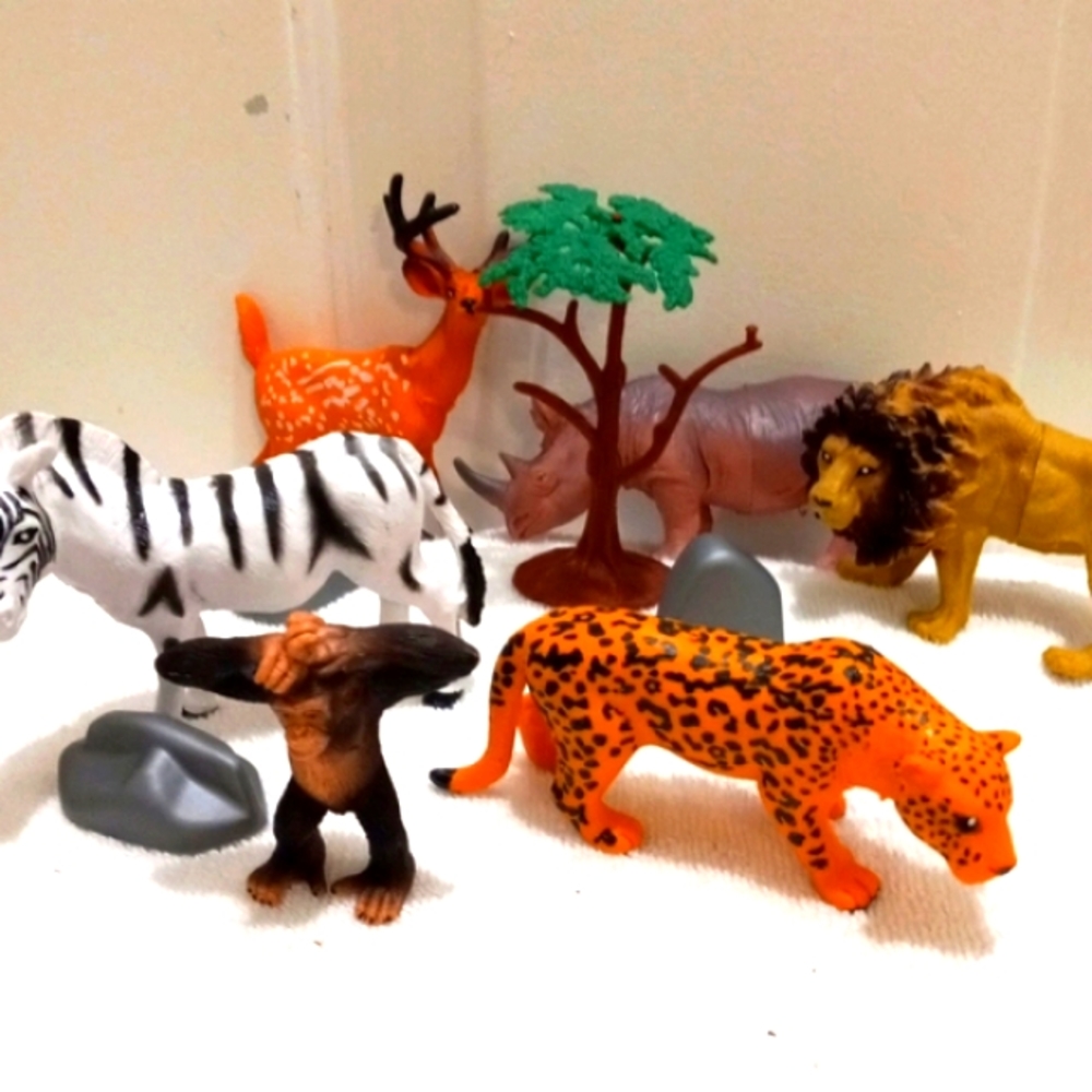 6 Jungle Hard Plastic Animals W/one Tree and rocks